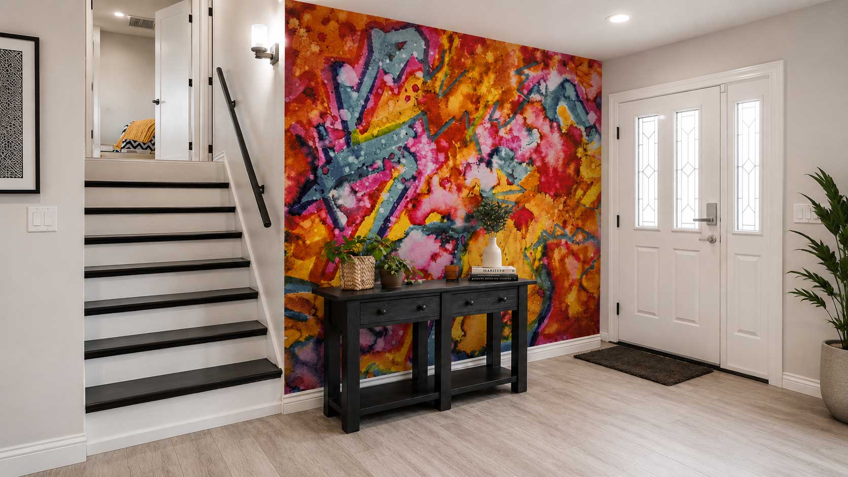 Entrée : une œuvre panoramique psychédélique couvre tout le mur